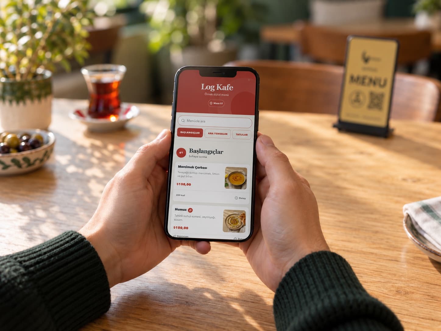 Un ospite consulta il menu digitale sul telefono
