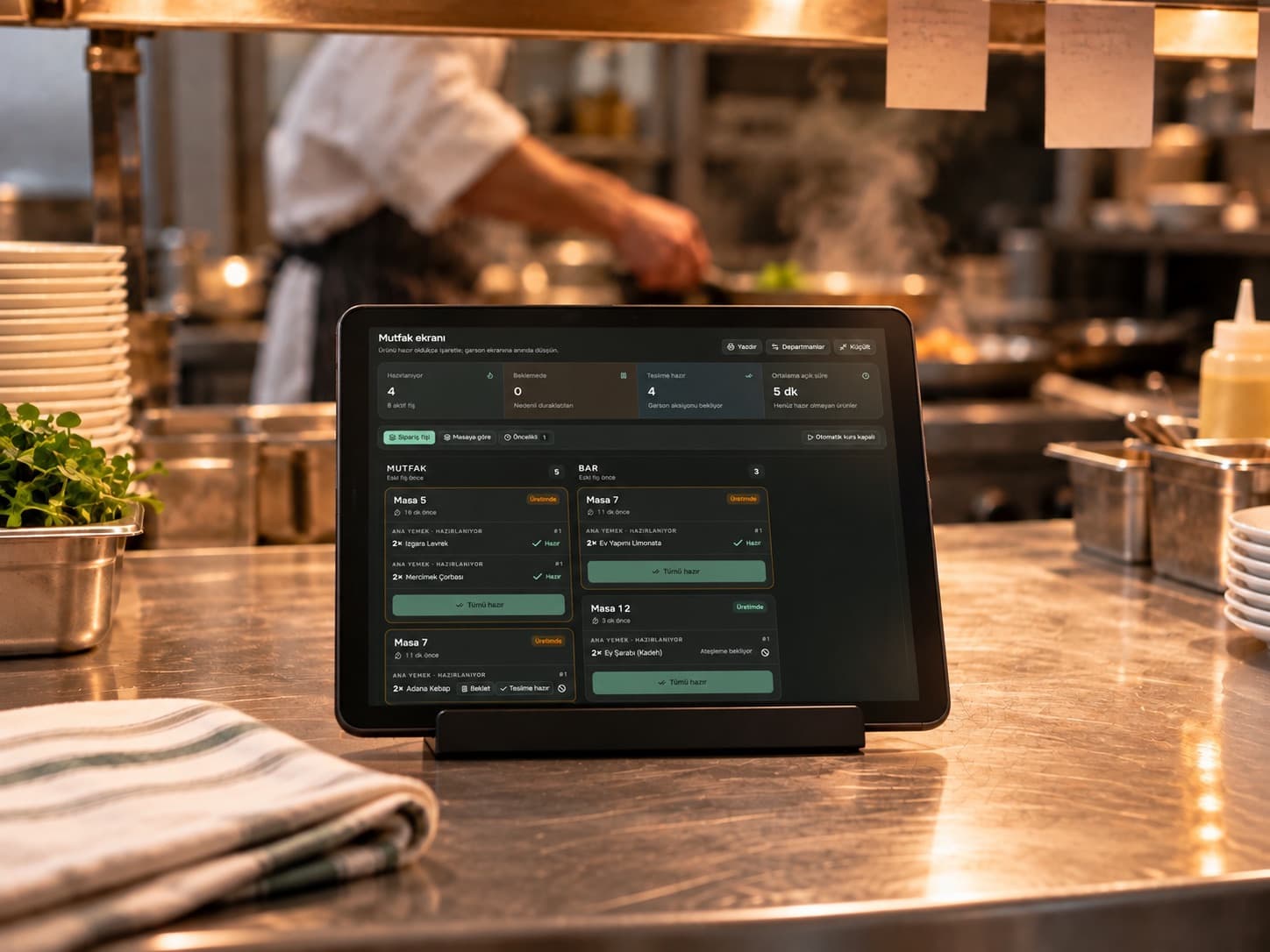 Una schermata degli ordini su un tablet al banco della cucina